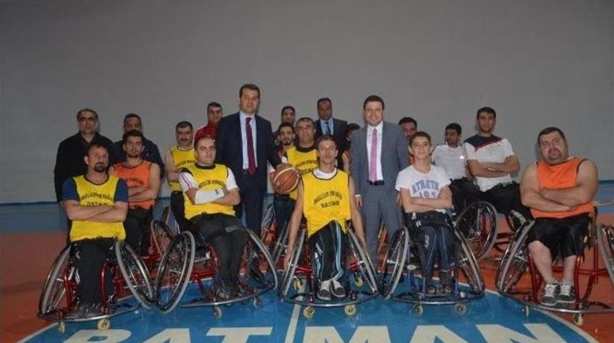 Bedensel Engelliler Tekerlekli Sandalye Basketbol Takımına Vali &Ccedil;elik&rsquo;ten Moral Desteği