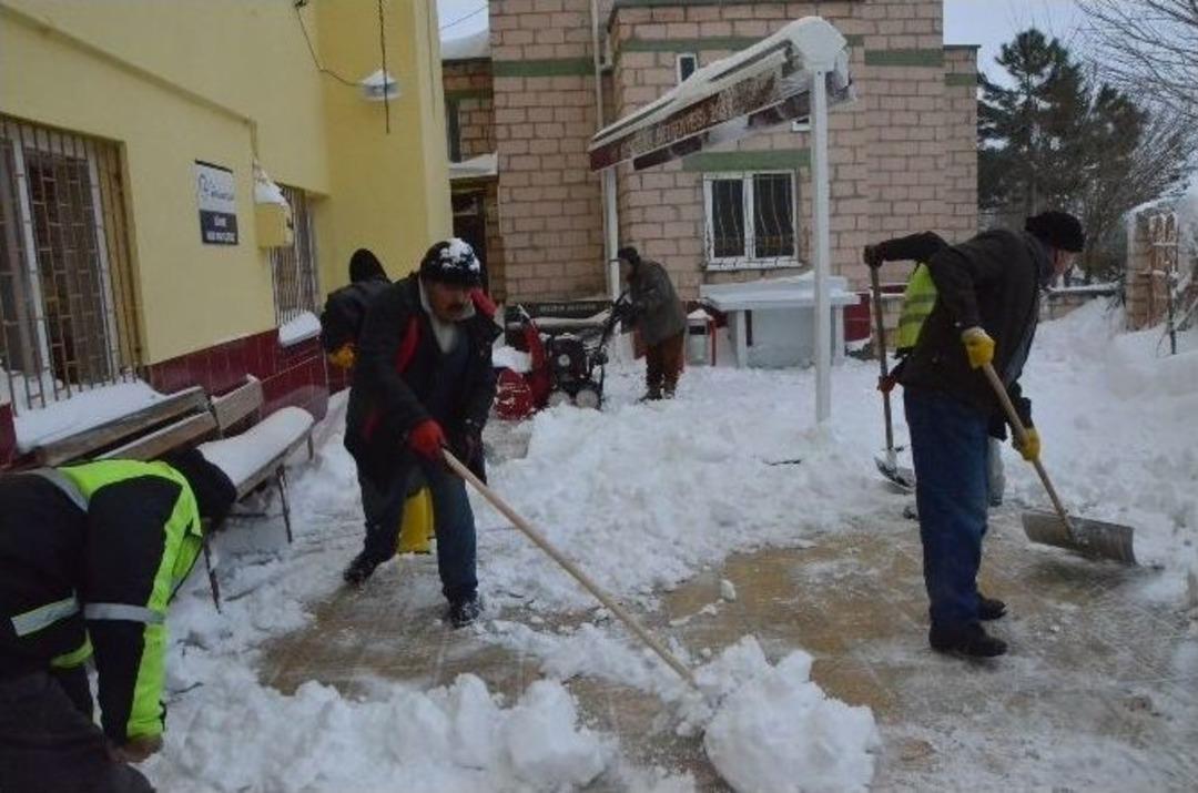 Boz&uuml;y&uuml;k&rsquo;te Camilerde Kar Temizliği