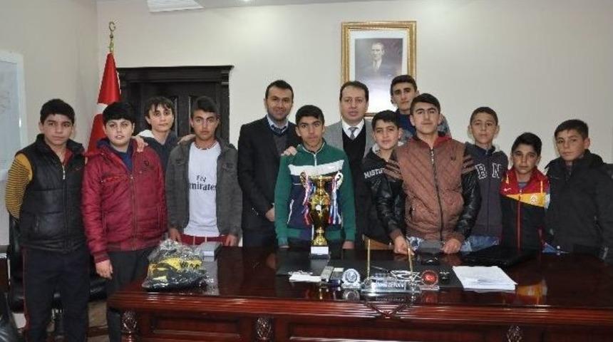 Şampiyon Takım Kaymakam İsmail Sündük’ü Makamında Ziyaret Etti