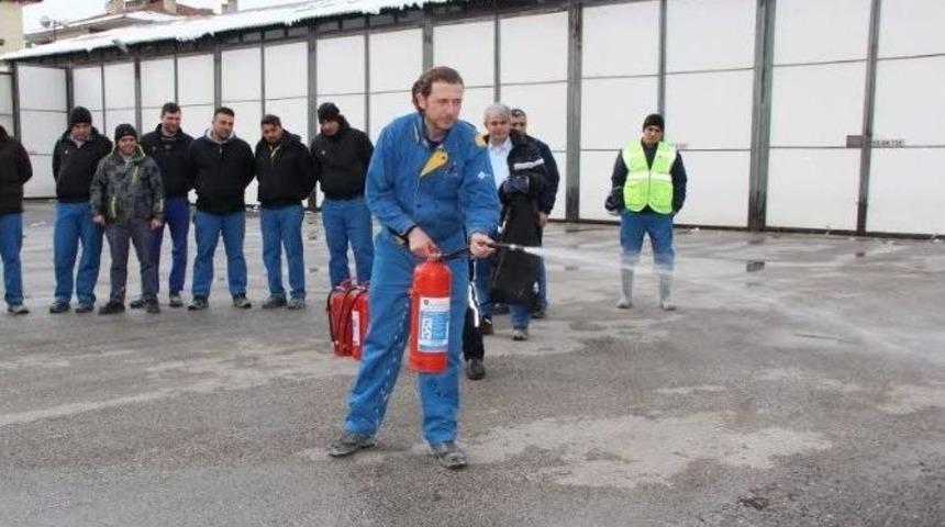 &Ccedil;ankırı İtfaiyesinden Lastik Fabrikası &Ccedil;alışanlarına Yangın Eğitimi