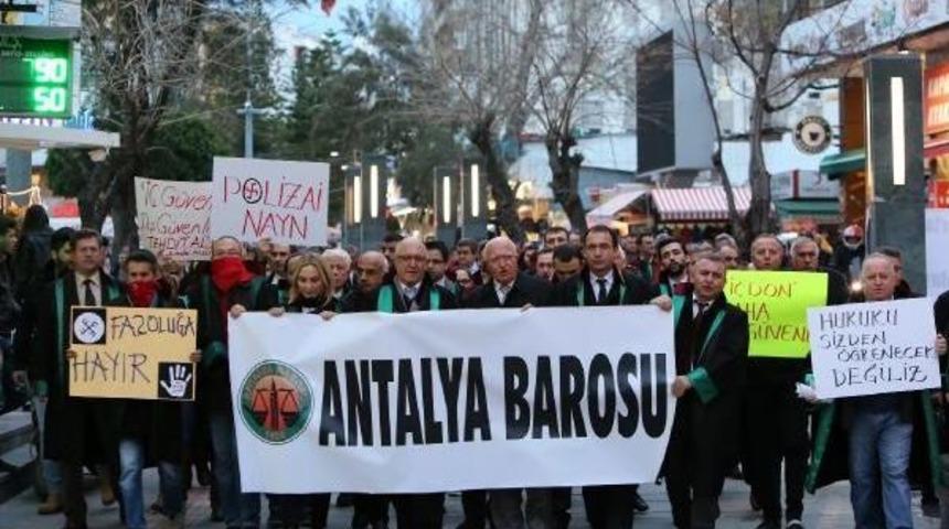 Avukatlar İ&ccedil; G&uuml;venlik Yasa Tasarısı'na Karşı Y&uuml;r&uuml;d&uuml;
