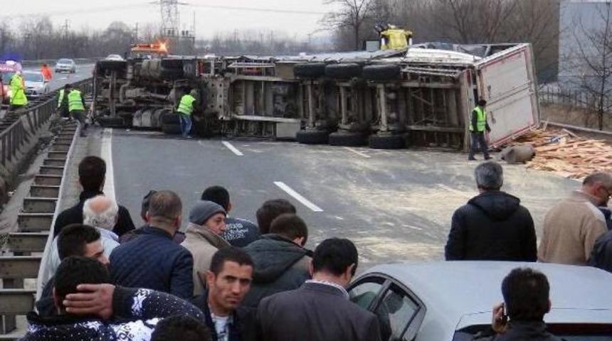 Tem'in Arifiye Ge&ccedil;işinde Tır Devrildi, Ankara Y&ouml;n&uuml; 1.5 Saat Ulasıma Kapandı