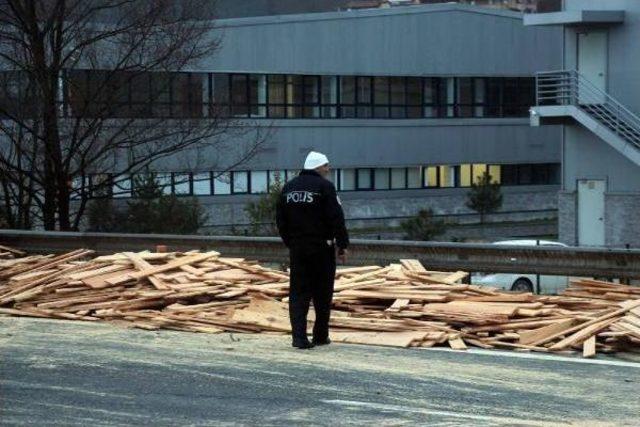 Tem'in Arifiye Geçişinde Tır Devrildi, Ankara Yönü 1.5 Saat Ulasıma Kapandı