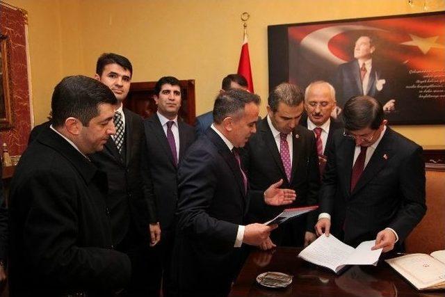 Başbakan Davutoğlu’na Sivas Raporu Verildi