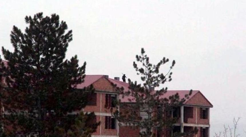 Bing&ouml;l Valiliği'nden &Ccedil;atıdaki Eylemci A&ccedil;ıklaması: Keskin Nişancı Elindeki T&uuml;feğe Ateş A&ccedil;tı