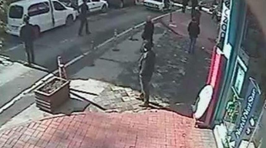 Otomobilin &Ccedil;ocuğa &Ccedil;arpma Anı G&uuml;venlik Kamerasında