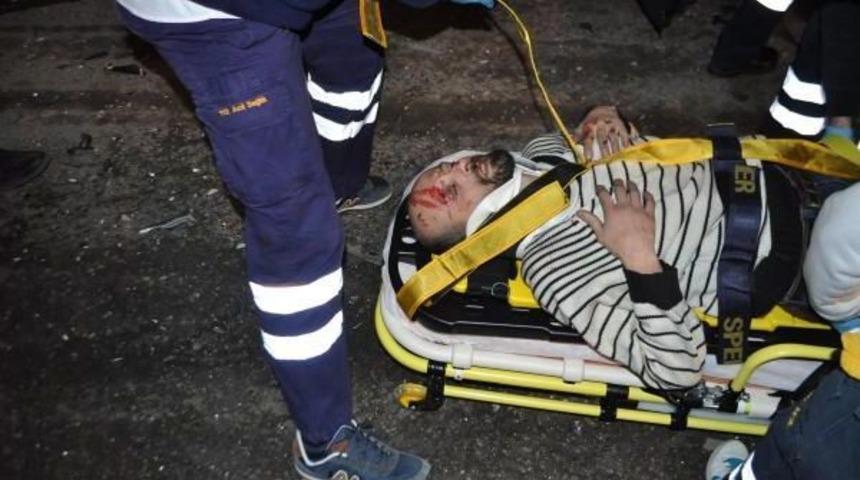 Kavşakta Iki Otomobil &Ccedil;arpıştı: 1'i Ağır, 4 Yaralı