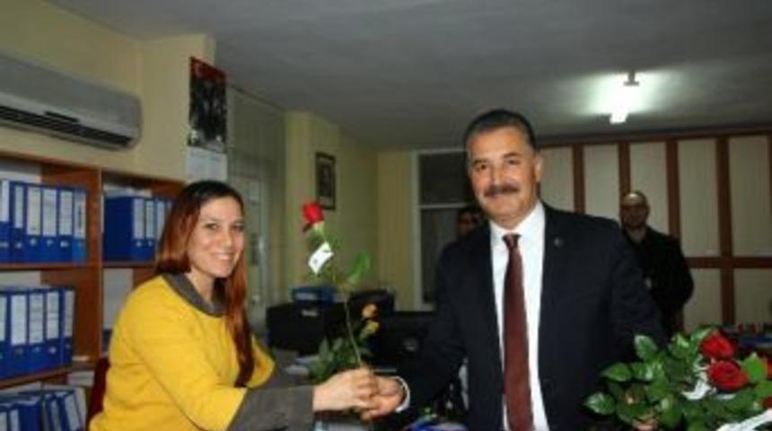 Başkan Tuna, Sevgililer G&uuml;n&uuml; İ&ccedil;in G&uuml;l Dağıttı