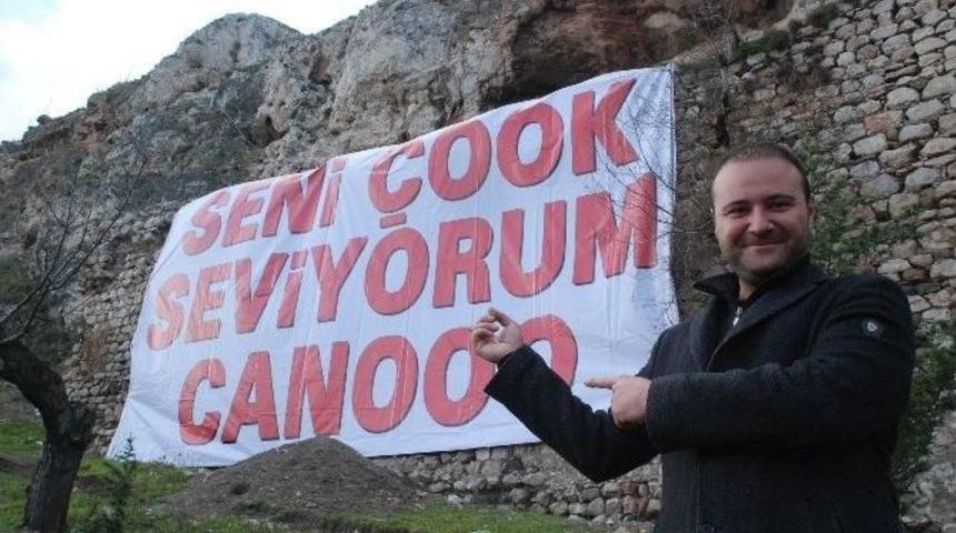 Kaleye Astığı Pankartla Aşkını İlan Etti