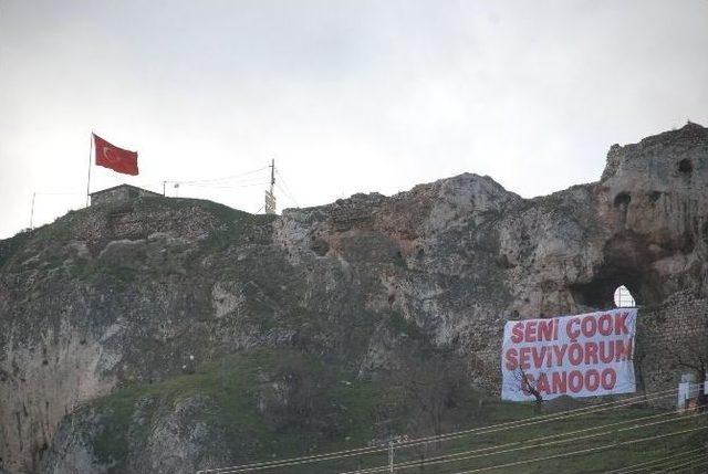 Kaleye Astığı Pankartla Aşkını İlan Etti