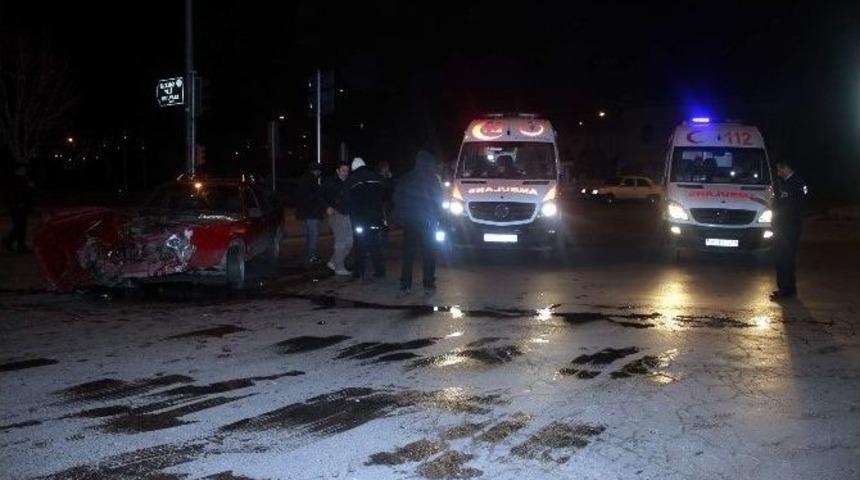 Minib&uuml;sle Otomobil &Ccedil;arpıştı: 4 Yaralı