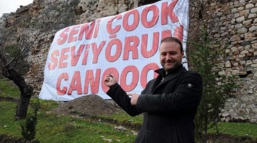 Tokat Kalesi'ne 'seni &Ccedil;ok Seviyorum Canooo' Afişi Astı