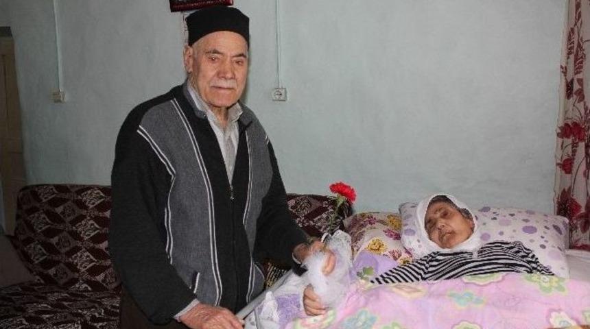 Yatağa Mahkum Yaşayan Eşine Her Sevgililer G&uuml;n&uuml;&rsquo;nde Hediye Alıyor