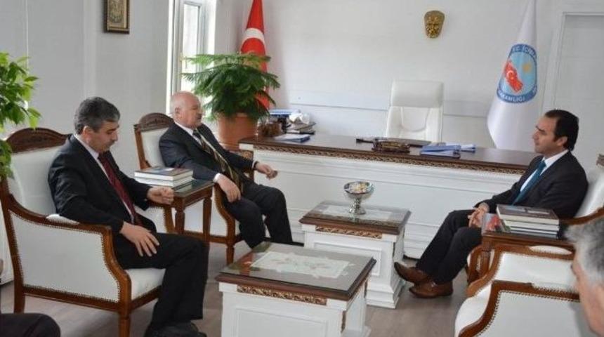 Vali &Ouml;zt&uuml;rk&rsquo;ten Kaymakam Erkan&rsquo;a Ziyaret