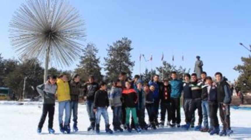 S&uuml;s Havuzu Buz Pisti Oldu