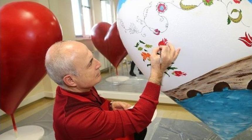 Başkan Akg&uuml;n, Eşiyle Birlikte Sevgiyi Resmetti