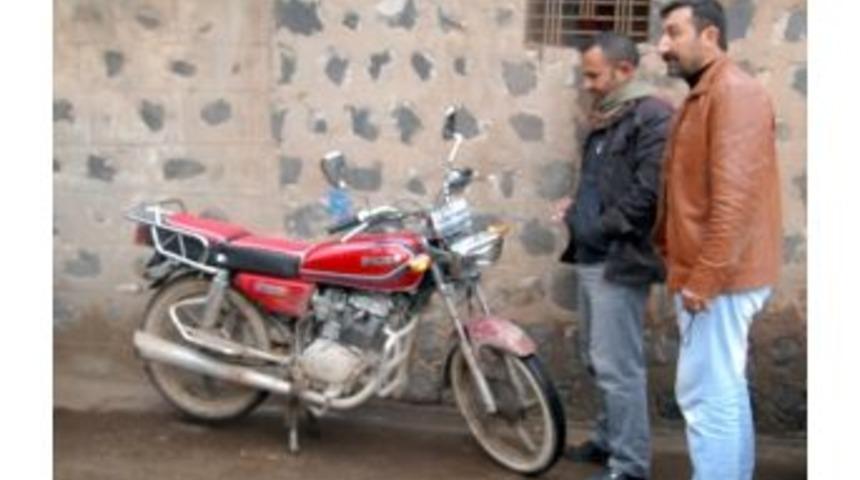 &Ccedil;aldıkları Motosikleti Satamayınca Sokağa Bıraktılar