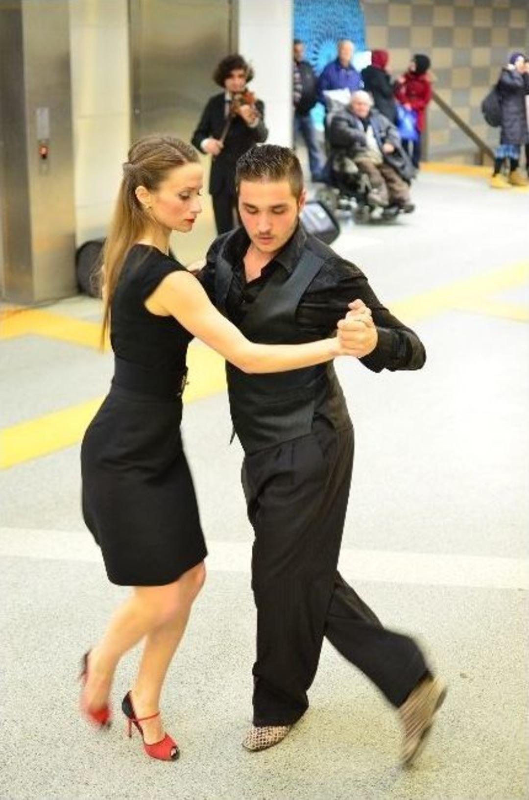 Metro İstasyonunda Sevgililer G&uuml;n&uuml; Tangosu