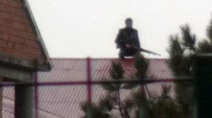 Cinayet Işledi, &Ccedil;ıktığı &Ccedil;atıdan Ateş A&ccedil;ıp 3 Polisi Yaraladı, Bir G&uuml;nd&uuml;r Teslim Olmayıp Direniyor