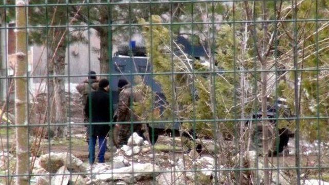 Cinayet Işledi, Çıktığı Çatıdan Ateş Açıp 3 Polisi Yaraladı, Bir Gündür Teslim Olmayıp Direniyor