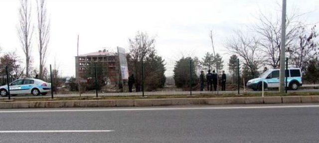 Cinayet Işledi, Çıktığı Çatıdan Ateş Açıp 3 Polisi Yaraladı, Bir Gündür Teslim Olmayıp Direniyor