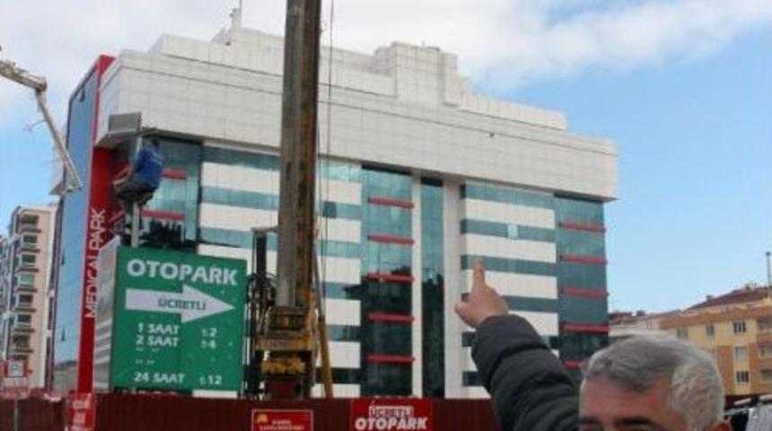 İnşaattan D&uuml;şen Demir Bir Kadını Yaraladı