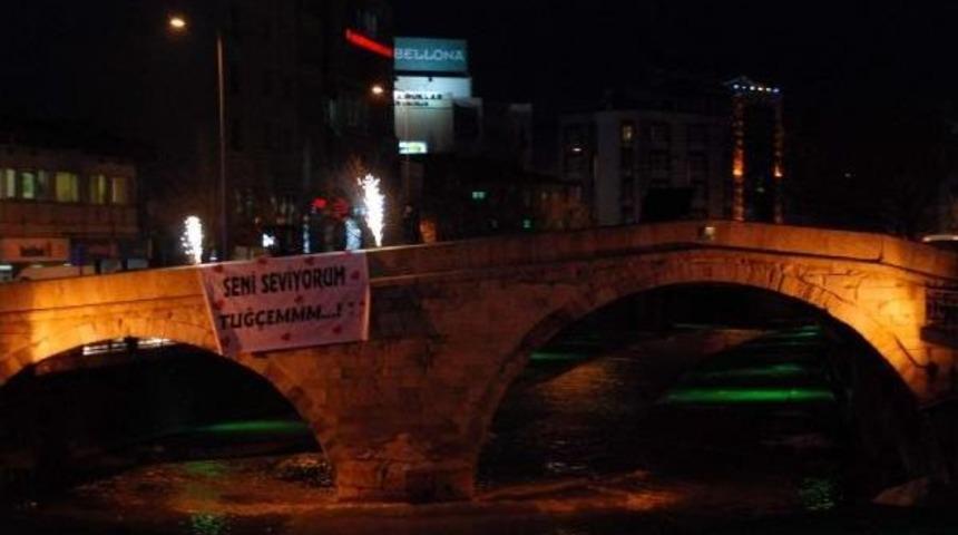 Pankartlı Sevgililer G&uuml;n&uuml; Kutlaması