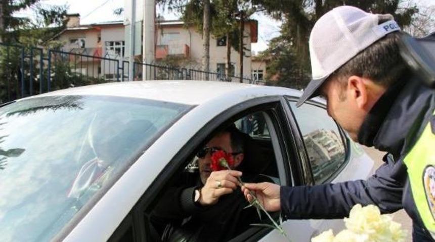 S&uuml;r&uuml;c&uuml;lere &Ccedil;i&ccedil;ek Verip Sevgililer G&uuml;n&uuml;'n&uuml; Kutladılar