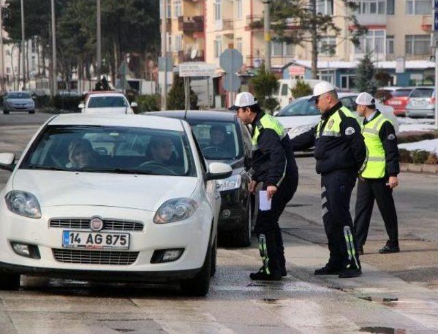 Sürücülere Çiçek Verip Sevgililer Günü'nü Kutladılar