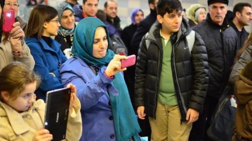 Metro Istasyonunda Sevgililer G&uuml;n&uuml; S&uuml;rprizi