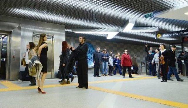 Metro Istasyonunda Sevgililer Günü Sürprizi