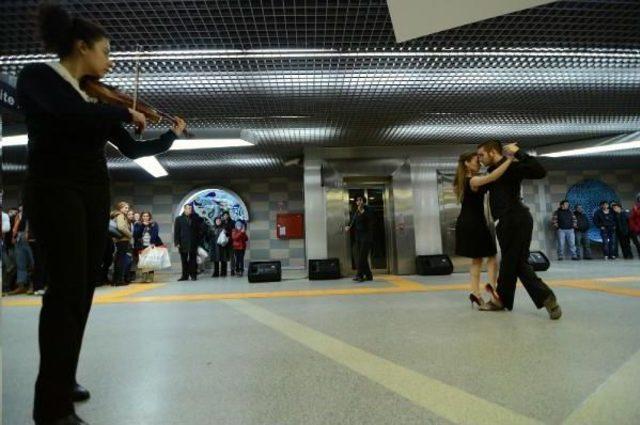 Metro Istasyonunda Sevgililer Günü Sürprizi