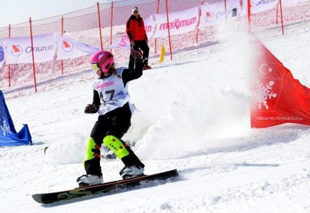 Snowboard Yarışları Erciyes’Te Başladı