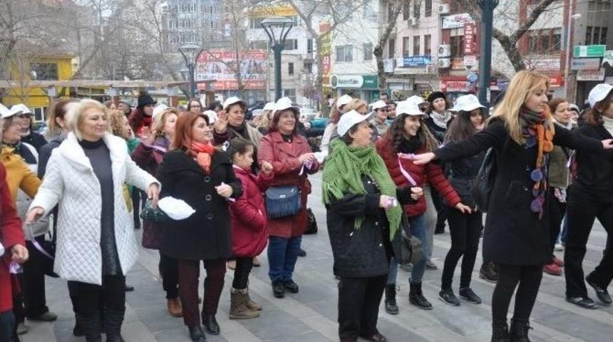 Kadına Şiddete Dans Ederek Tepki G&ouml;sterdiler