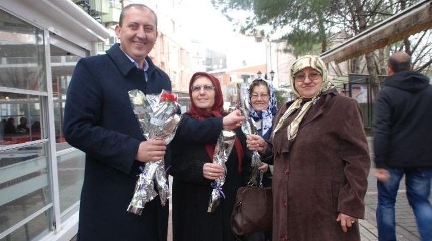 Başkan Işık Sevgililer G&uuml;n&uuml;nde Karanfil Dağıttı