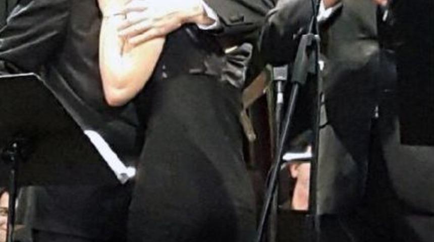 Keman Sanat&ccedil;ısından Sevgilisine Sahnede Romantik Evlilik Teklifi