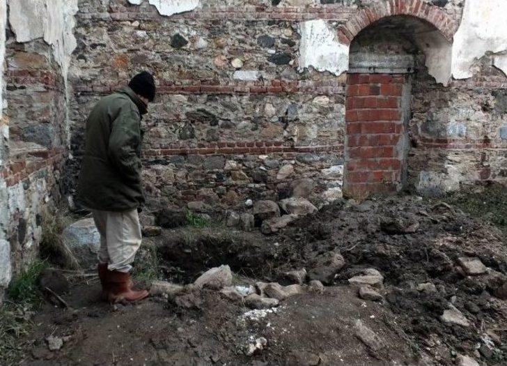 Kilisede Define Arayanlara Su Engeli G1