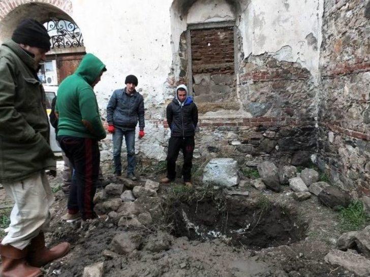 Kilisede Define Arayanlara Su Engeli G4