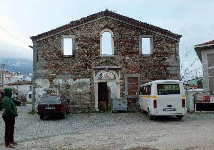 Kilisede Define Arayanlara Su Engeli G5