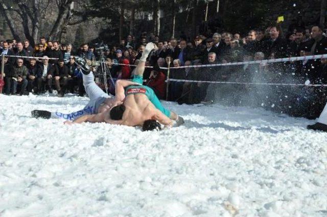 Artvin’De Kar Üstü Karakucak Güreşleri Yapıldı