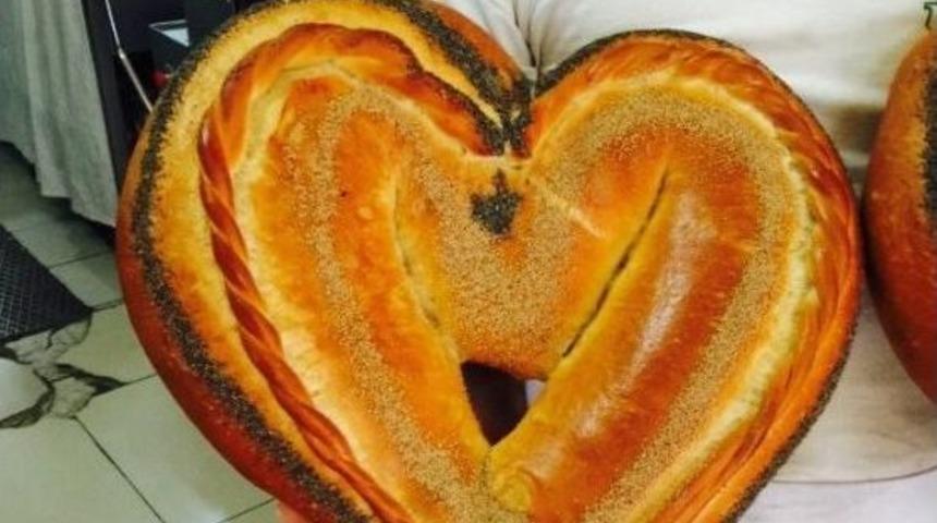 Sevgililer G&uuml;n&uuml;ne &Ouml;zel Kalp Şeklinde Ekmek &Uuml;retti