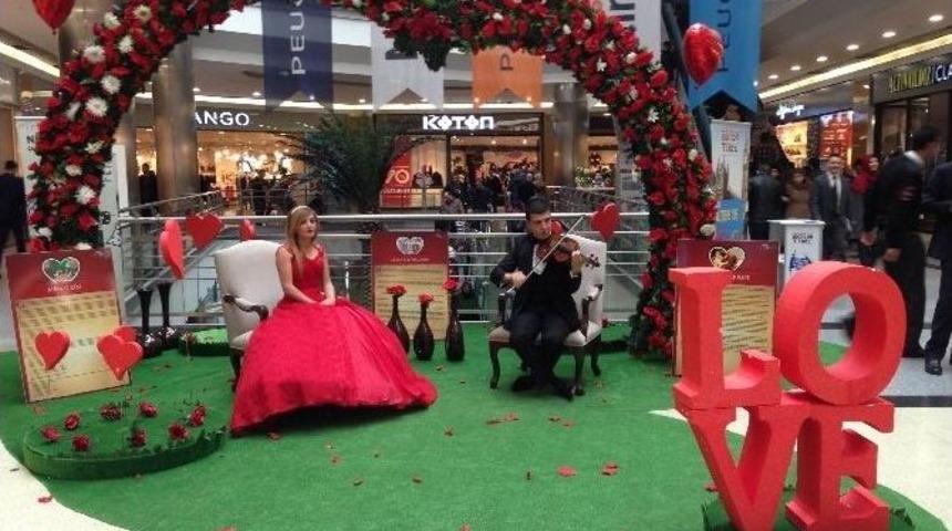 &rsquo;aşk Perisi&rsquo; Sevgililere &Ccedil;i&ccedil;ek Verdi