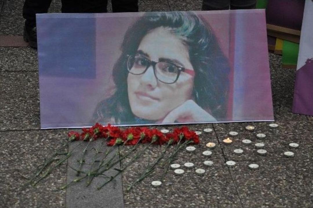 Kadınlar Hunharca &Ouml;ld&uuml;r&uuml;len &Ouml;zgecan İ&ccedil;in Y&uuml;r&uuml;d&uuml;