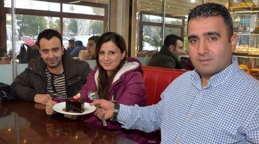 Sevgililer G&uuml;n&uuml;'nde M&uuml;şterilerine Kalp Şeklinde Pasta S&uuml;rprizi Yaptı