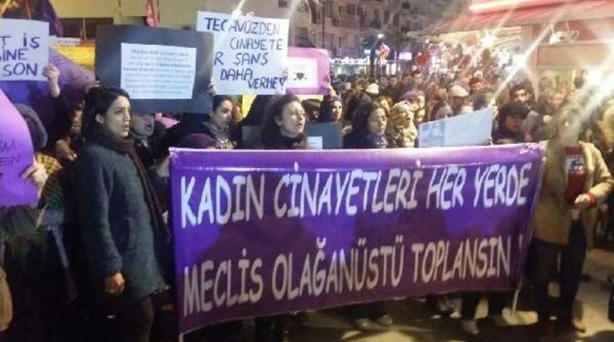 İzmir'de Kadınlar Özgecan Için Yürüdü