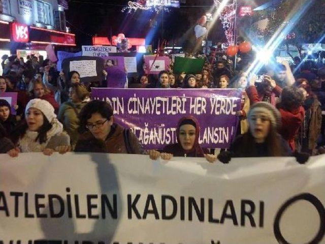 İzmir'de Kadınlar Özgecan Için Yürüdü