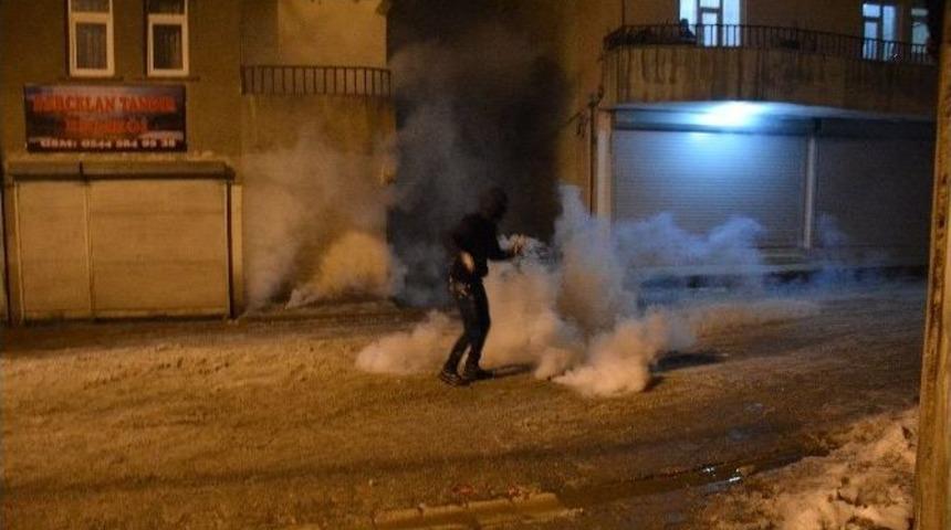 Adliye &Ouml;n&uuml;ndeki Zırhlı Ara&ccedil;lara Molotoflu Saldırdı