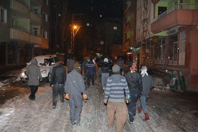 Adliye Önündeki Zırhlı Araçlara Molotoflu Saldırdı