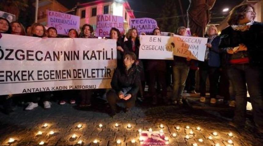 Antalya'da Kadınlar &Ouml;zgecan I&ccedil;in Eylem Yaptı