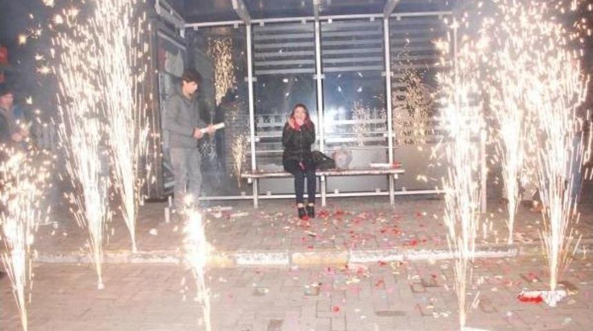 Dolmuş Durağında Ilgin&ccedil; Evlilik Teklifi